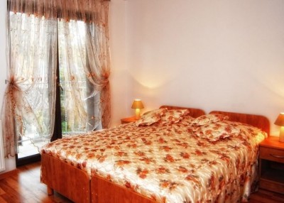 Zdjęcie przedstawia spanie małżeńskie w pokoju Dom Gościnny SELENYA