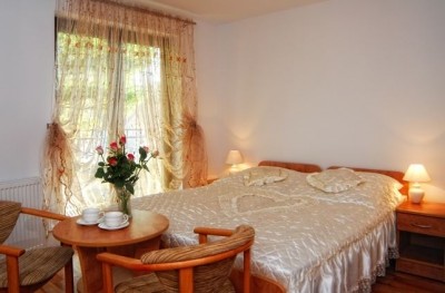 Na zdjęciu łóżko małżeńskie w pokoju - Dom Gościnny SELENYA | Pobierowo (wypoczywaj nad morzem) 