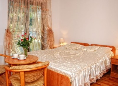 Łóżko małżeńskie w pokoju - pokój Dom Gościnny SELENYA