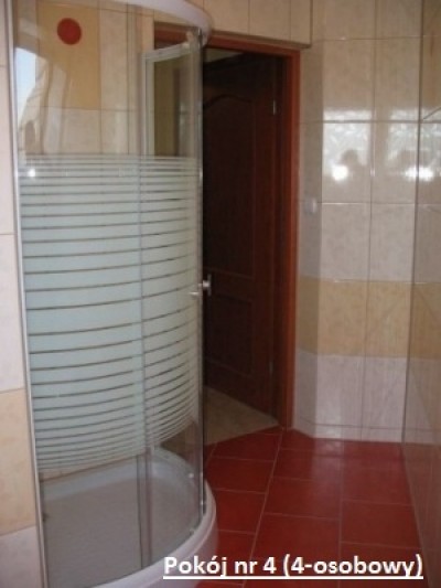 Tak prezentuje się łazienka w pensjonacie Dom Gościnny VIRGO (ul. Akacjowa 17, 72-345 Pustkowo)