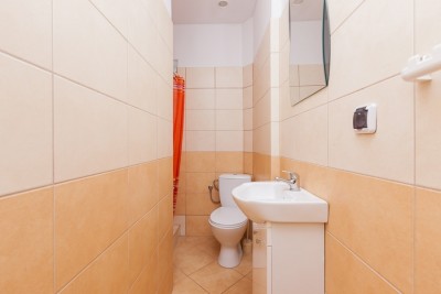 Na fotce przedstawiona jest łazienka w pokoju U KAZI nad morzem