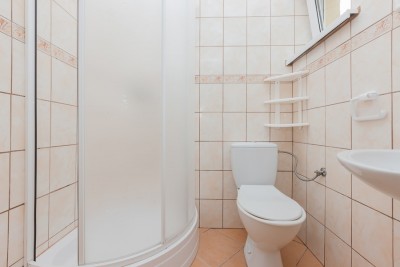 Na fotografii widzimy łazienka w pokoju U KAZI nad morzem