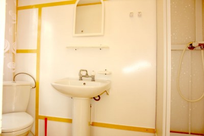 Po całym dniu pełnym atrakcji w Pogorzelicy można odświeżyć się w takiej oto łazience w domku letniskowym CAMPING PIK