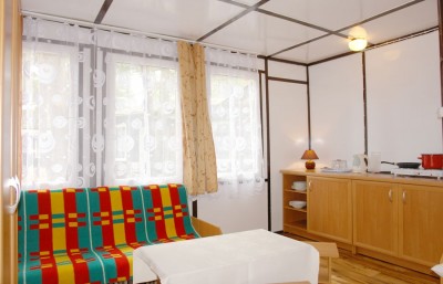 Zdjęcie przedstawia pokój w domku letniskowym CAMPING PIK w Pogorzelicy (woj. zachodniopomorskie)