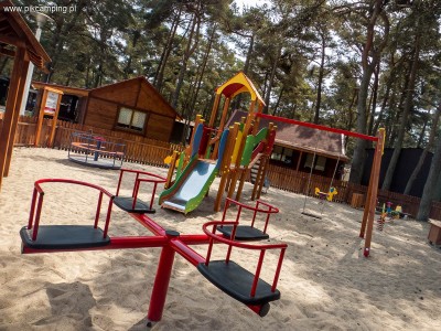 Dzieci chętnie spędzają czas w miejscach takich jak ten plac zabaw domku letniskowego CAMPING PIK - Pogorzelica, ul. Wojska Polskiego 4.