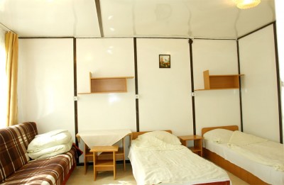 Na zdjęciu łóżko w pokoju - CAMPING PIK | Pogorzelica (wypoczywaj nad morzem) 