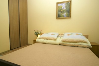 Na zdjęciu łóżko małżeńskie w pokoju - Dom Gościnny ROMANA | Rewal (wypoczywaj nad morzem) 