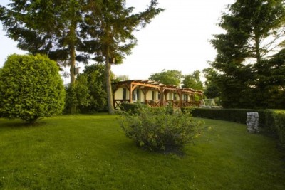 Przy pokoju Dom Gościnny ROMANA (ul. Dworcowa 17a, 72-344 Rewal) znajduje się widoczny na zdjęciu ogród