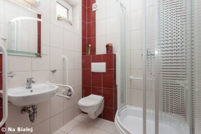 Po całym dniu pełnym atrakcji w Rewalu można odświeżyć się w takiej oto łazience w domu wypoczynkowym NA BIAŁEJ