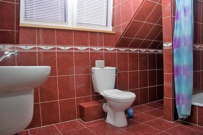 Po całym dniu pełnym atrakcji w Rewalu można odświeżyć się w takiej oto łazience w domu gościnnym DANUTA