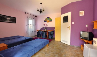 Na zdjęciu widzimy pokój w domu gościnnym DANUTA w którym macie możliwość Państwo się zatrzymać podczas pobytu w Rewalu