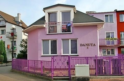 Zdjęcie pokazujące zewnętrzny wygląd domu gościnnego DANUTA. Rewal. Pomorze Zachodnie