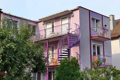 Zachęcająca prezencja domu gościnnego DANUTA w Rewalu na zdjęciu obiektu pod adresem ul. Rybacka 4.
