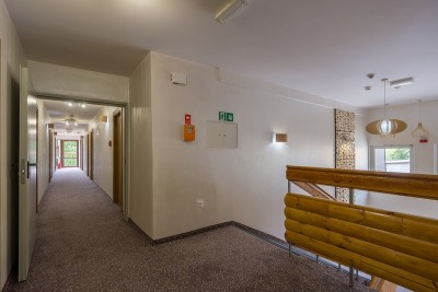 Fotografia przedstawia pokój w pokoju Ośrodek Wypoczynkowy HALNY w Szklarskiej Porębie (woj. dolnośląskie)