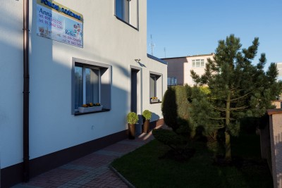 Zdjęcie pokazuje apartament w Domki i Pokoje REKIN, widok z zewnątrz.