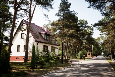 Rzut oka na to, jak ośrodek wypoczynkowy Bażyna w Pogorzelicy (ul. Wojska Polskiego 15) prezentuje się od zewnątrz.
