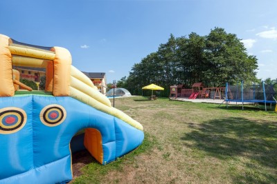 W pokoju PERŁA BAŁTYKU dzieci mogą wyszaleć się na placu zabaw, znajdującym się na terenie obiektu w Pustkowie.