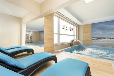 W pensjonacie SOLEIL Resort & SPA. Zdjęcie prezentujące nieckę basenową i jej najbliższe otoczenie - Rewal.