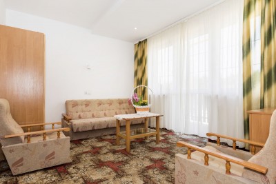 Zdjęcie przedstawia sofa w pensjonacie SOLEIL Resort & SPA
