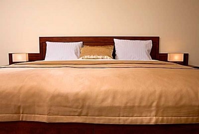 Zdjęcie przedstawia łóżko małżeńskie | hotel Ariston Miłków. Sudety