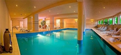 Własny basen to niewątpliwie spora atrakcja, którą swoim gościom zapewniają gospodarze hotelu Ariston Miłków z Miłkowa.