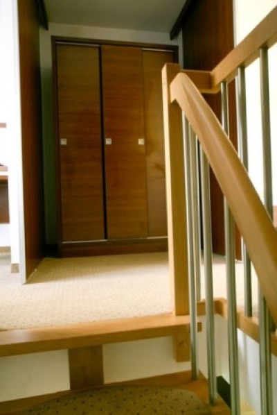 Zdjęcie z klatką schodową, prezentujące wnętrza apartamentu Apartamenty POD MUZAMI | Rewal.