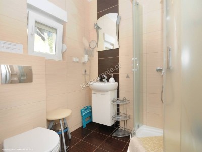 Po całym dniu pełnym atrakcji w Rewalu można odświeżyć się w takiej oto łazience w apartamencie Apartamenty POD MUZAMI