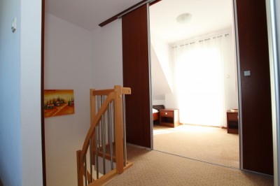 Po aktywnym wypoczynku w Rewalu można zrelaksować się w przedstawionym na fotce pokoju w apartamencie Apartamenty POD MUZAMI