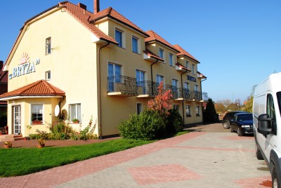 Rzut oka na to, jak dom gościnny BRYZA w Rewalu (ul. Władysława Łokietka 16) prezentuje się od zewnątrz.