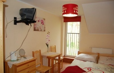 Na fotografii przedstawiony jest pokój w domu gościnnym W LESIE w którym będziecie mogli Państwo się zatrzymać podczas pobytu w Pobierowie