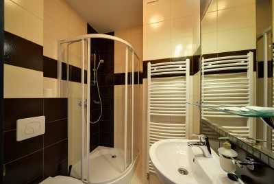 Zdjęcie przedstawia łazienkę w pensjonacie PETRUS