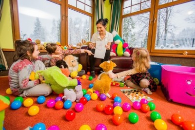 Hotel CONCORDIA *** to hotel w Karpaczu, a na terenie obiektu w górach znajduje się taki oto dziecięcy plac zabaw.
