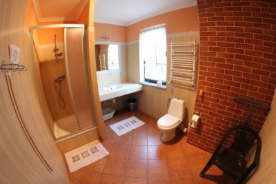 Po całym dniu pełnym atrakcji w Niechorzu można odświeżyć się w takiej oto łazience w pokoju KARMAZYN