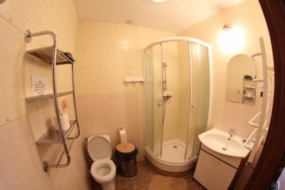 Tak prezentuje się łazienka w pokoju KARMAZYN (ul. Pocztowa 18, 72-350 Niechorze)