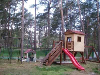 Zdjęcie prezentujące to, co przygotowano dla dzieci na czas pobytu w Międzywodziu na placu zabaw domku letniskowego Domki - Blisko morza.