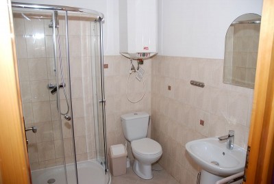 W domku letniskowym DWUKROPEK w Pobierowie można skorzystać z łazienki przedstawionej na fotografii