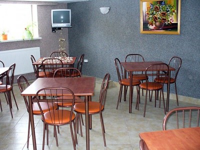 Dom Gościnny Wiki z Ustronia Morskiego oddaje swoim gościom do dyspozycji całkiem przestronną jadalnię.
