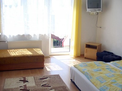 Po aktywnym wypoczynku w Ustroniu Morskim można zrelaksować się w przedstawionym na fotografii pokoju w domu gościnnym Wiki