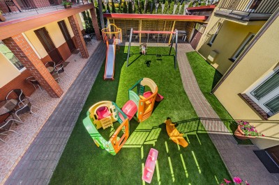 W pokoju Dom Gościnny U ELI dzieci mogą wyszaleć się na placu zabaw, znajdującym się na terenie obiektu w Niechorzu.