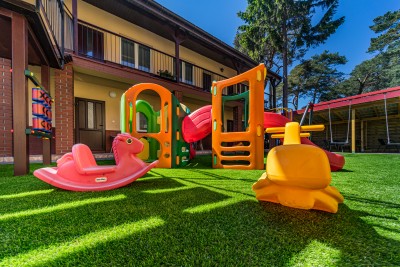 Zdjęcie prezentujące to, co przygotowano dla dzieci na czas pobytu w Niechorzu na placu zabaw pokoju Dom Gościnny U ELI.