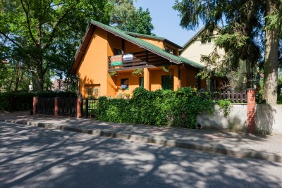 Zachęcająca prezencja pokoju Dom Gościnny OSKAR w Pobierowie na zdjęciu obiektu pod adresem ul. Mickiewicza 22.
