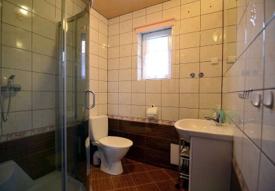 Po całym dniu pełnym atrakcji w Sarbinowie można odświeżyć się w takiej oto łazience w domku letniskowym Domki U ESIA