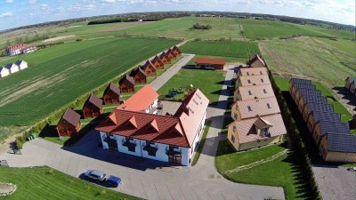 Domki U ESIA - obiekt z kategorii domki letniskowe, położony w Sarbinowie, pokazany z perspektywy lotu ptaka.