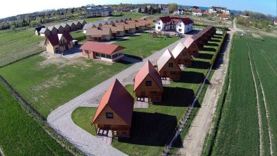 Domki U ESIA - obiekt z kategorii domki letniskowe, położony w Sarbinowie, pokazany z perspektywy lotu ptaka.
