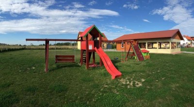 Zdjęcie prezentujące to, co przygotowano dla dzieci na czas pobytu w Sarbinowie na placu zabaw domku letniskowego Domki U ESIA.