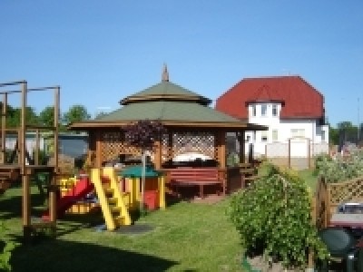 Zdjęcie prezentujące to, co przygotowano dla dzieci na czas pobytu w Sarbinowie na placu zabaw pokoju ARKADIA.