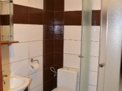 W pokoju ARKADIA w Sarbinowie można skorzystać z łazienki przedstawionej na zdjęciu