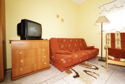 Fotografia przedstawia kanapa | pokój Dom Gościnny M I M O N. Pomorze Zachodnie