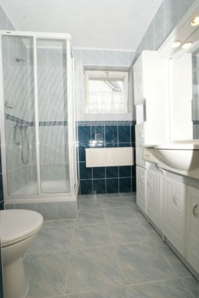 W pokoju Dom Gościnny M I M O N w Niechorzu można skorzystać z łazienki przedstawionej na zdjęciu