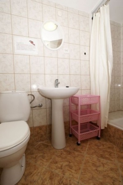 W pokoju Dom Gościnny M I M O N w Niechorzu można skorzystać z łazienki przedstawionej na fotografii